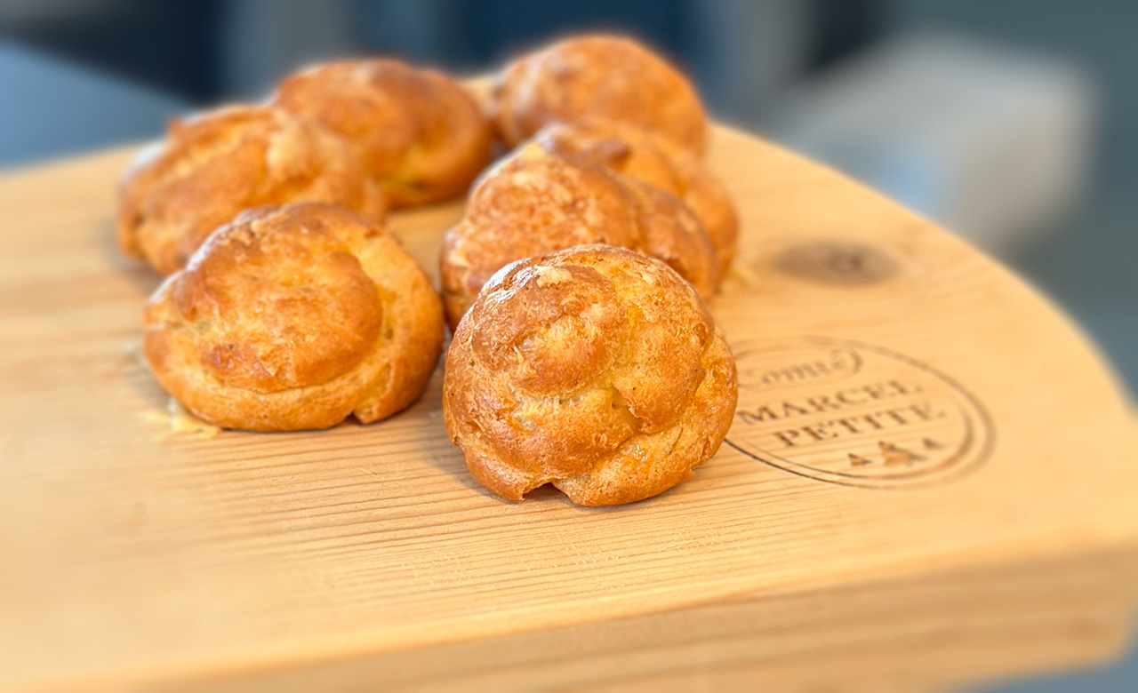 Gougères med Comté Cru des Sapins og Timian