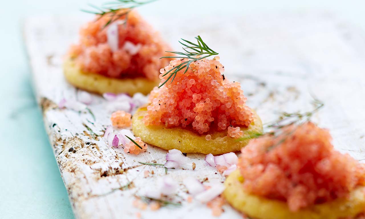 Stenbiderrogn på blinis eller ristet rugbrød